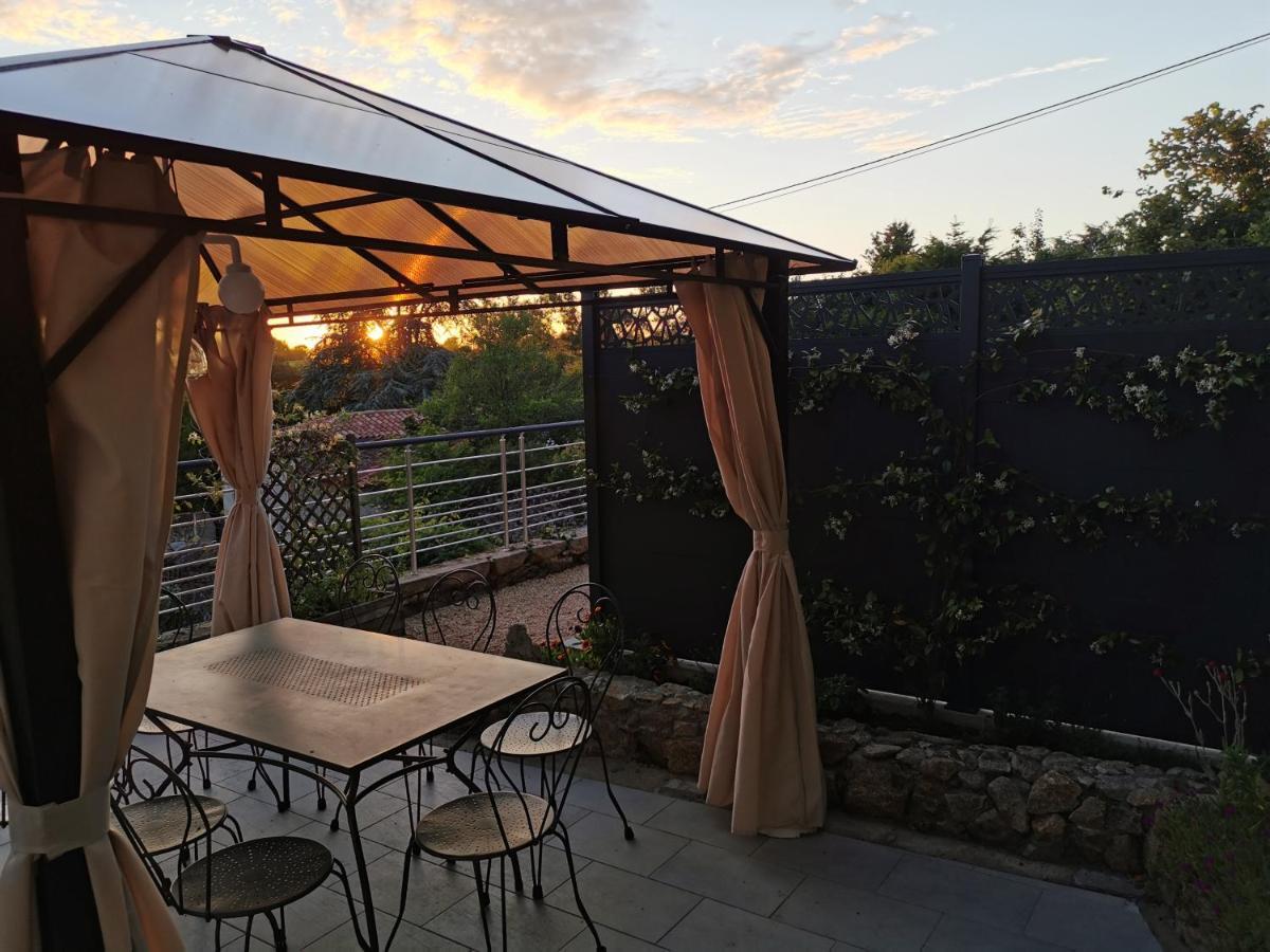 Bed and Breakfast Logis Des Douves Tiffauges Экстерьер фото
